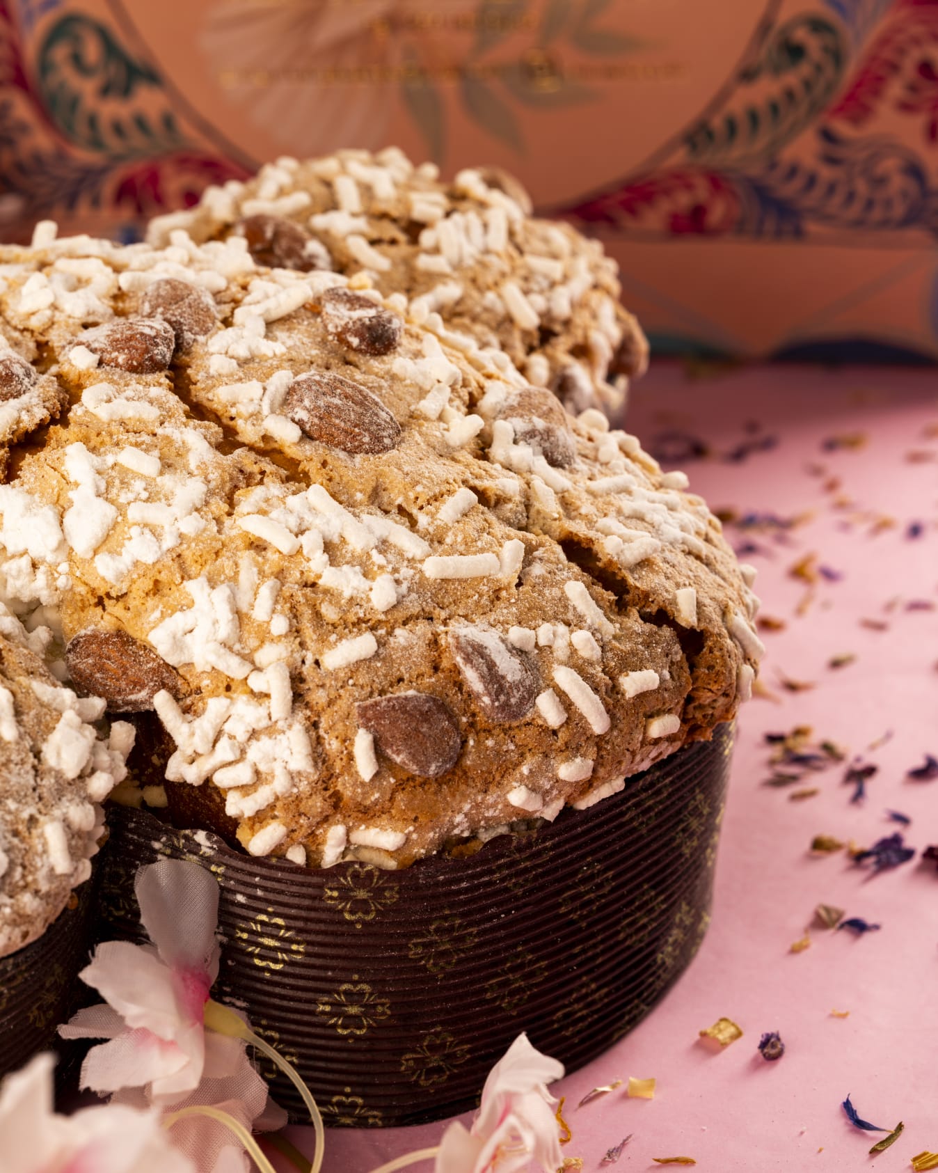 Colomba con mandorle e granella di zucchero in primo piano